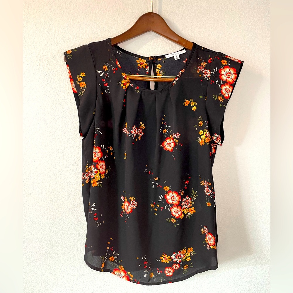 Crescent & Willough Women’s large black flowy blouse with floral design